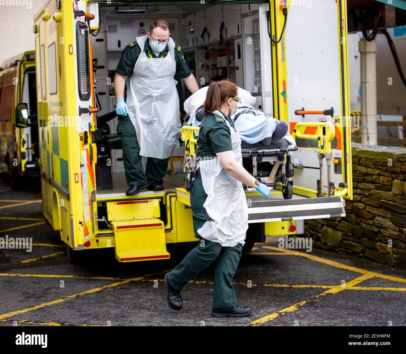 L'étudiante EMT Ruth Corscadden (au centre) et le paramédic Daniel McCollam avec un patient à l'hôpital Causeway pendant leur quart de travail pour le service d'ambulance d'Irlande du Nord couvrant les hôpitaux du Northern Trust. Date de la photo: Lundi 18 janvier 2021. Banque D'Images