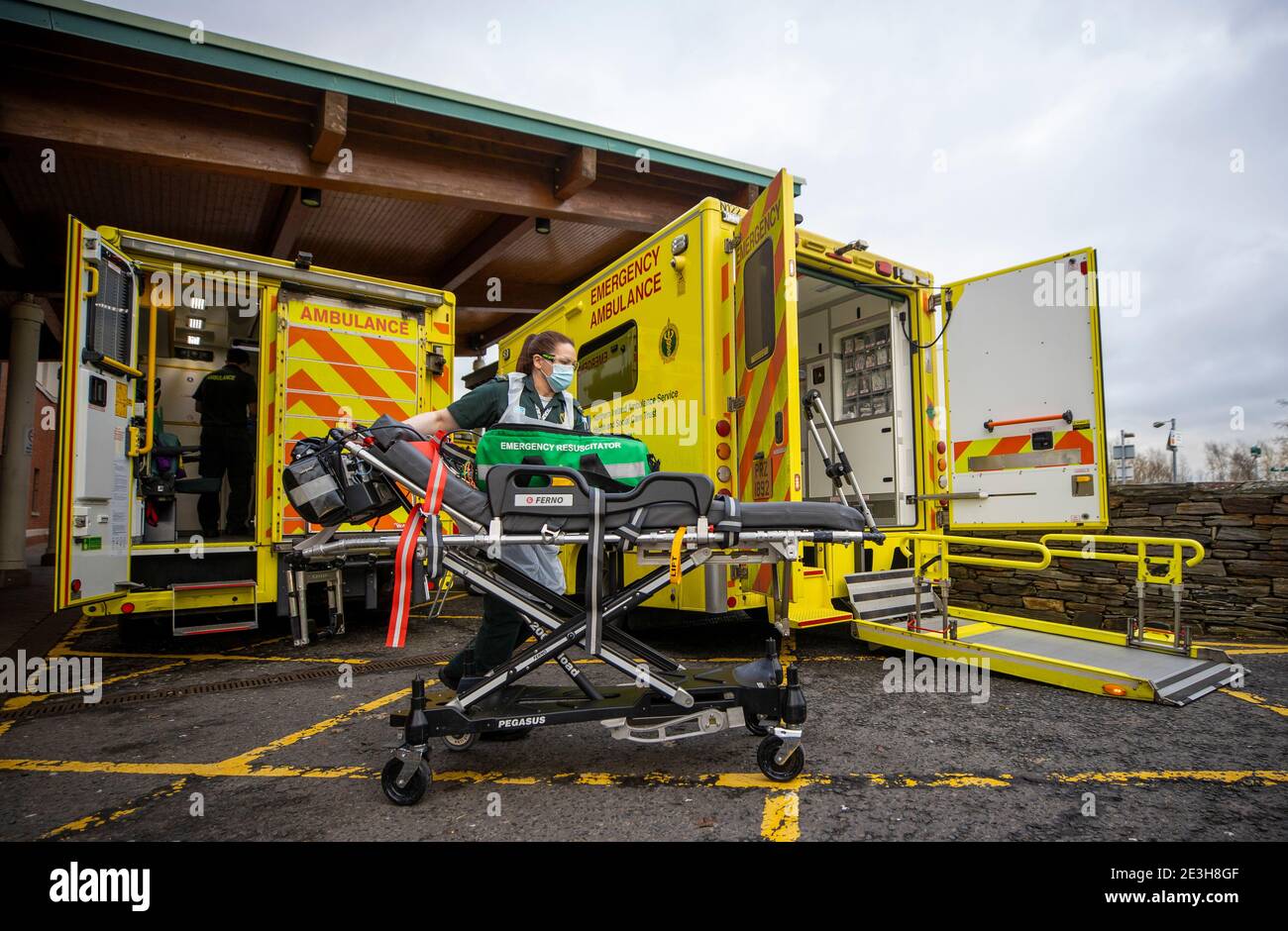 L'étudiante EMT Ruth Corscadden pendant son quart de travail pour le service d'ambulance d'Irlande du Nord couvrant les hôpitaux du Northern Trust. Date de la photo: Lundi 18 janvier 2021. Banque D'Images