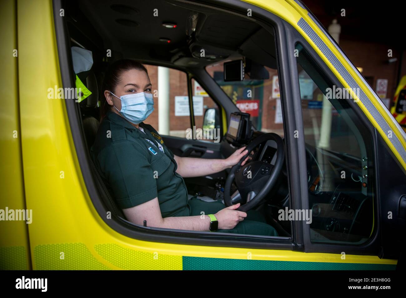 L'étudiante EMT Ruth Corscadden pendant son quart de travail pour le service d'ambulance d'Irlande du Nord couvrant les hôpitaux du Northern Trust. Date de la photo: Lundi 18 janvier 2021. Banque D'Images