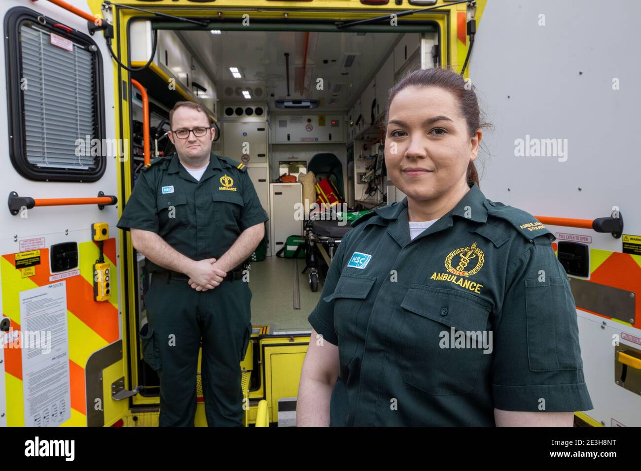 L'étudiante EMT Ruth Corscadden (à droite) et le paramédic Daniel McCollam posent pendant leur quart de travail pour le Northern Ireland Ambulance Service couvrant les hôpitaux du Northern Trust. Date de la photo: Lundi 18 janvier 2021. Banque D'Images