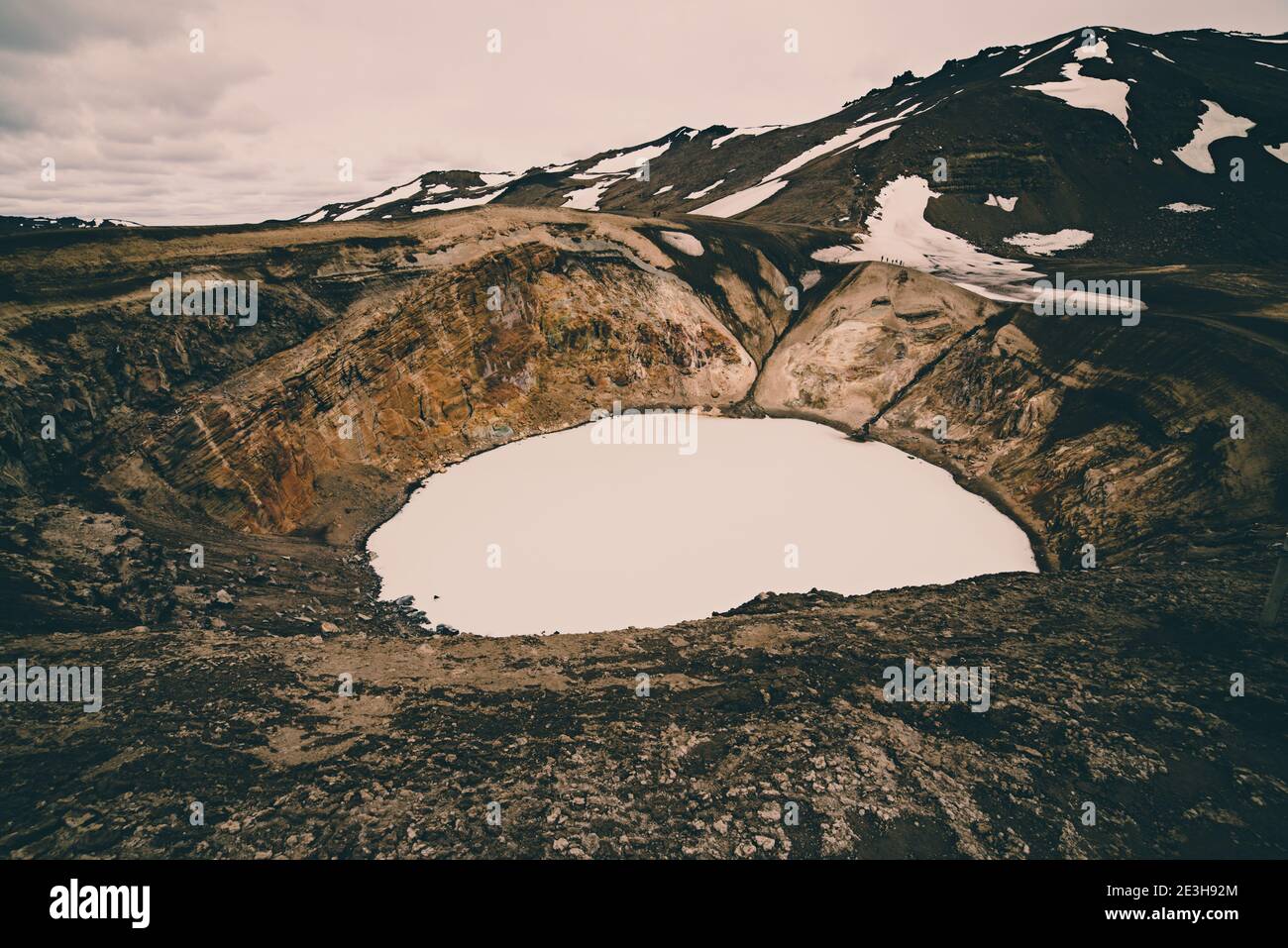 Lac de soufre Viti dans la caldeira du cratère du volcan Askja en Islande, voyage paysage nord. Vue panoramique Banque D'Images