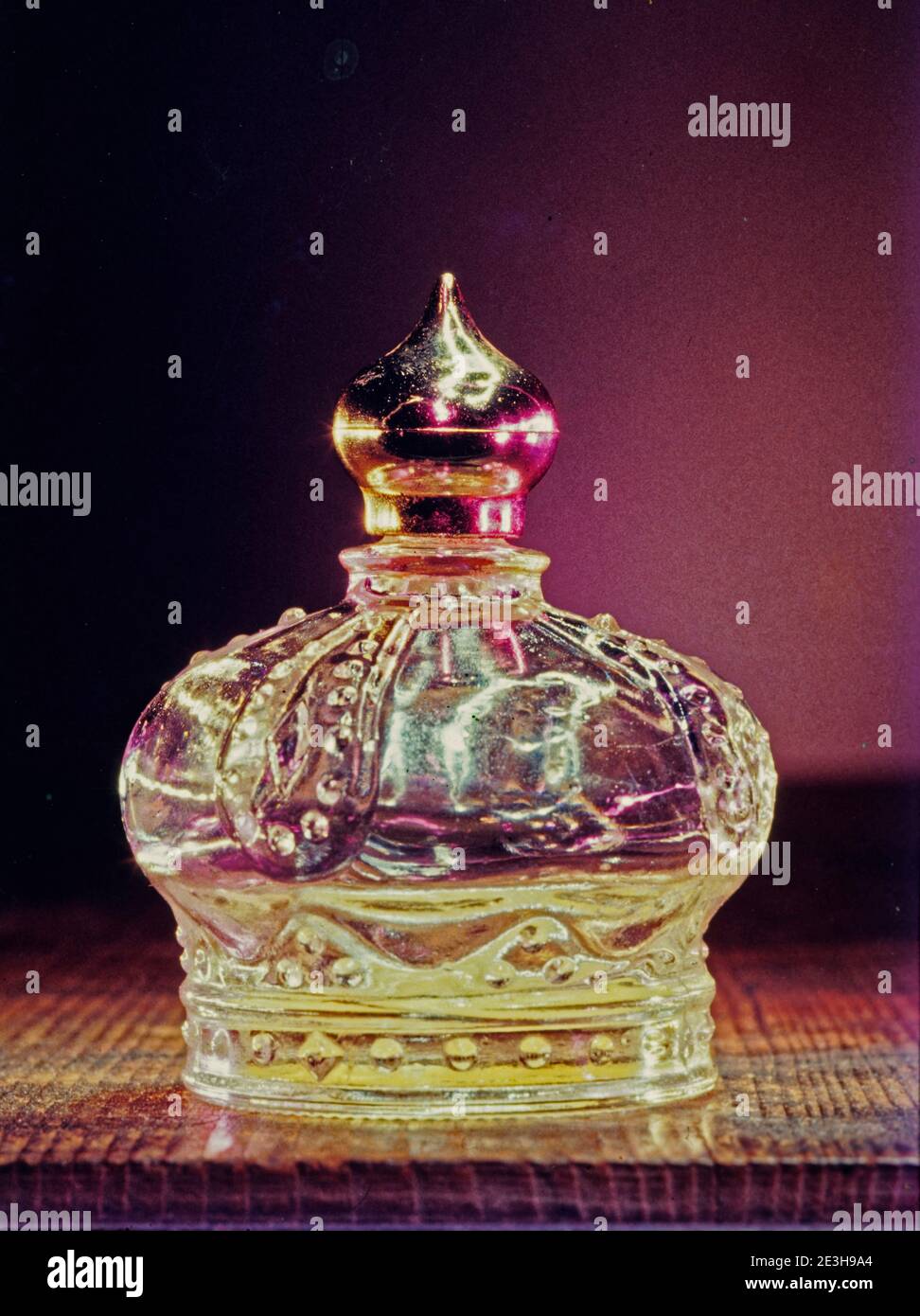 Ancienne bouteille de parfum d'époque colorée sur fond sombre studiochaud Lokgram Kalyan Maharashtra Inde Banque D'Images