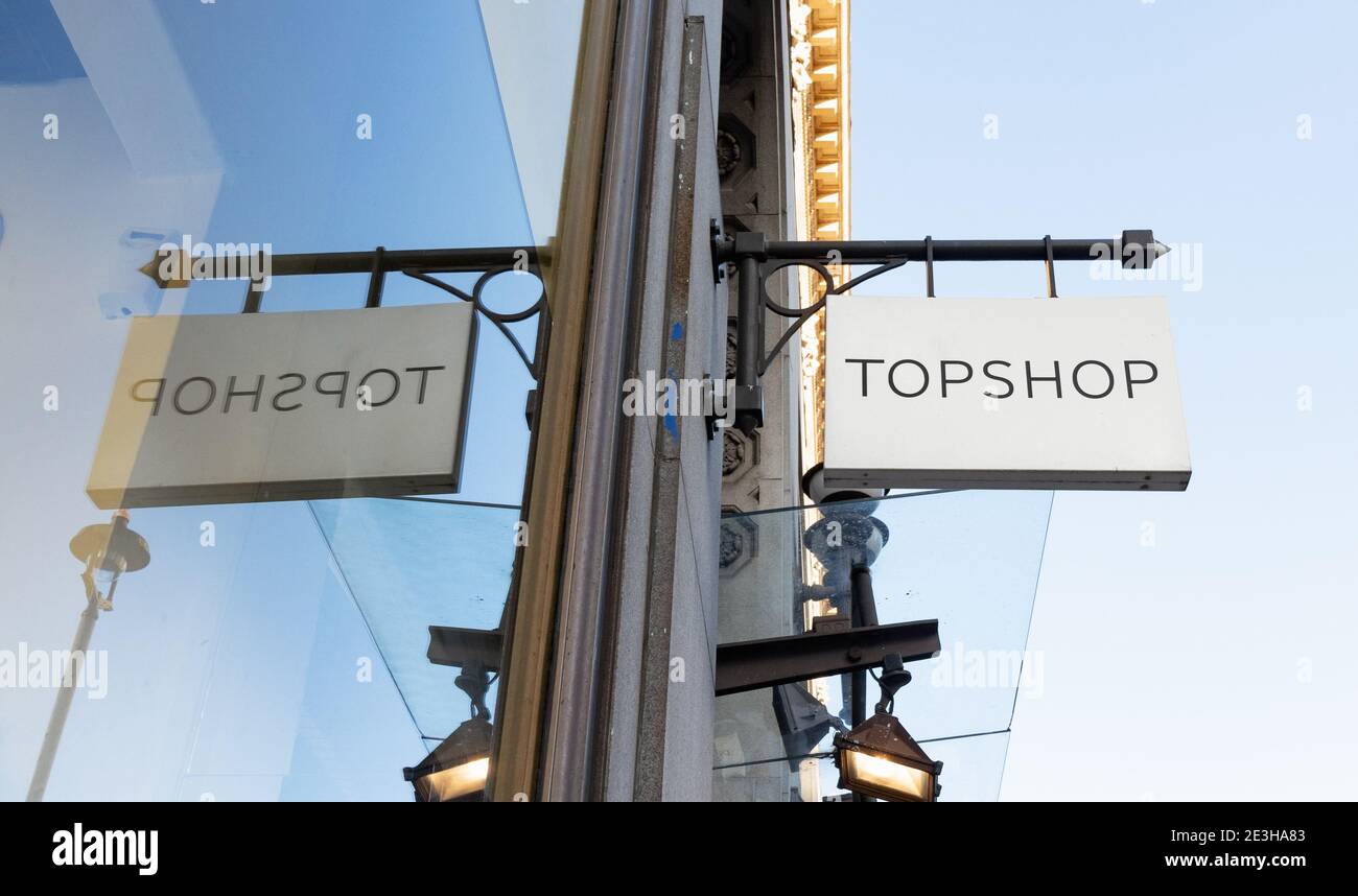 Londres / Royaume-Uni - 5 novembre 2020 - l'affiche de magasin Topshop se reflète dans une fenêtre de magasin sur Oxford Street. Topshop est un détaillant de mode multinational britannique Banque D'Images