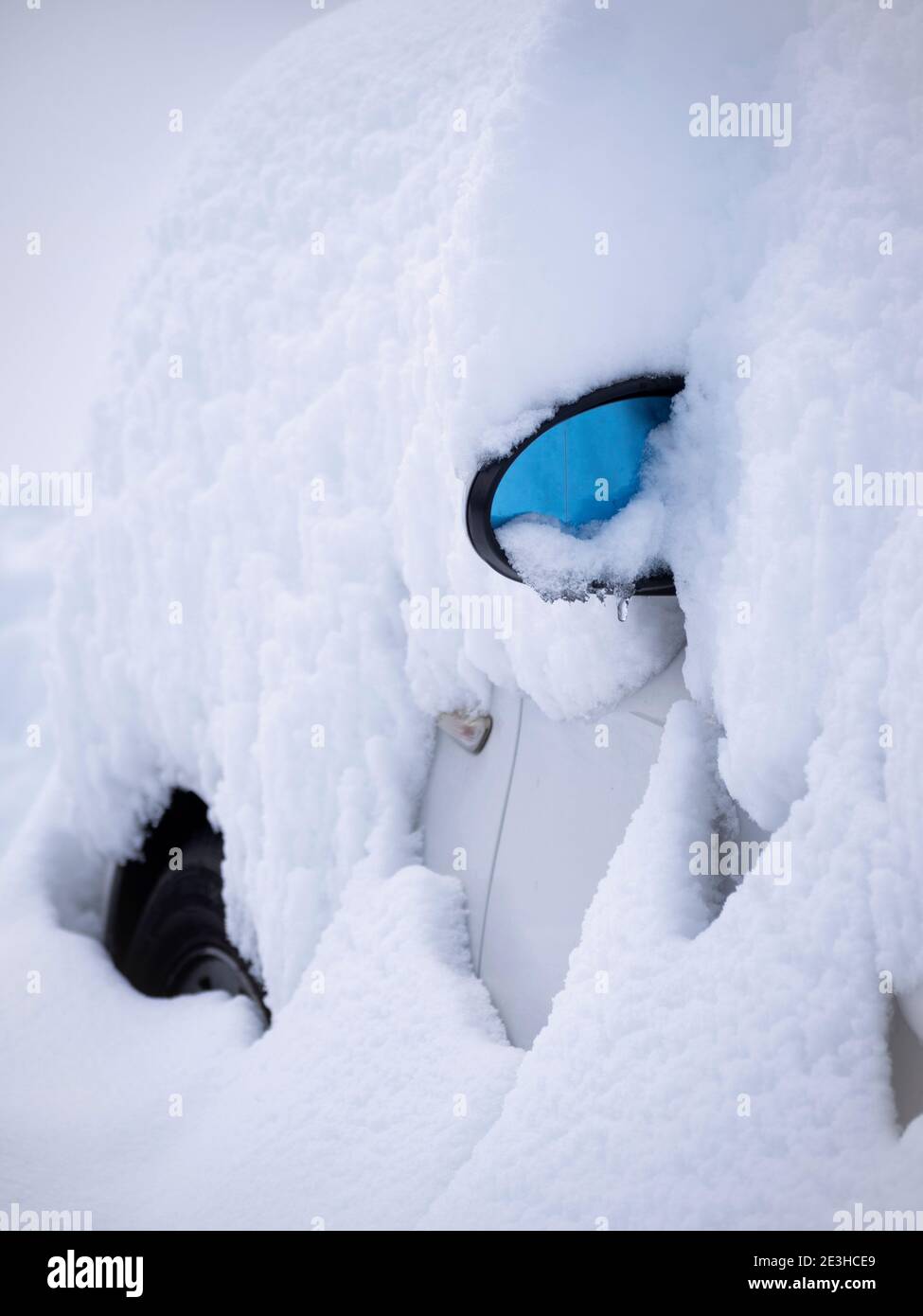 Voiture complètement couverte de neige dans la plus grande tempête de neige de Madrid depuis 70 ans. Banque D'Images
