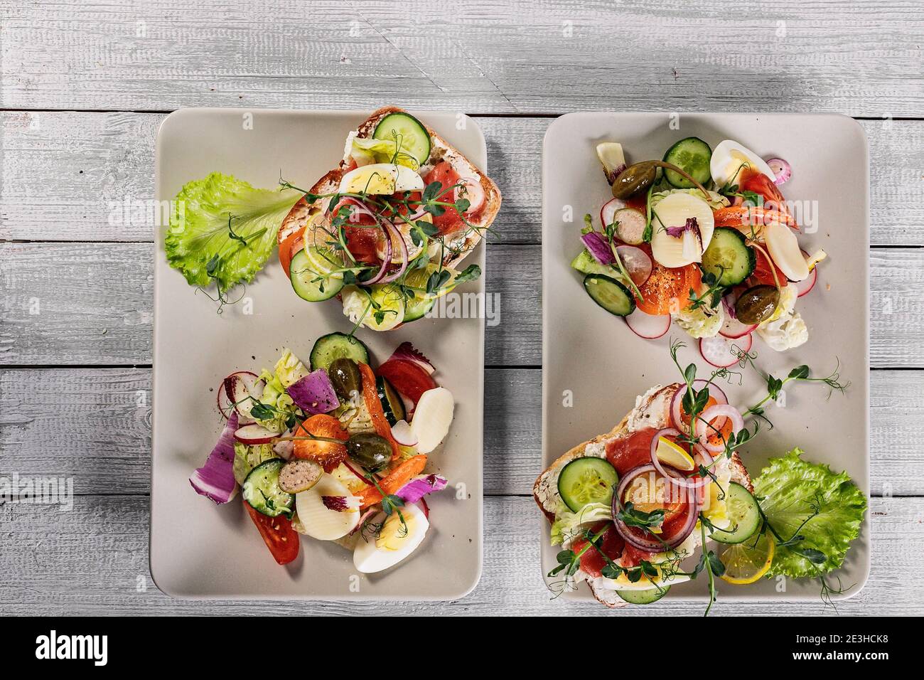 Des recettes rapides et saines. Salade de saumon avec sauce au sésame sur du pain italien ciabatta. Cuisine méditerranéenne. Vue de dessus Banque D'Images