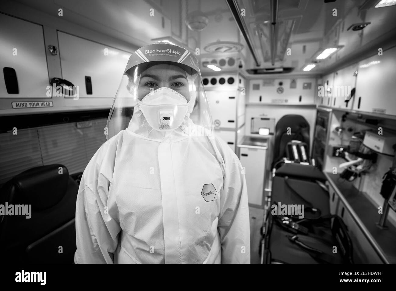 L'étudiante EMT Ruth Corscaden portant un EPI complet pose pendant son quart de travail pour le Northern Ireland Ambulance Service couvrant les hôpitaux du Northern Trust. Date de la photo: Lundi 18 janvier 2021. Banque D'Images