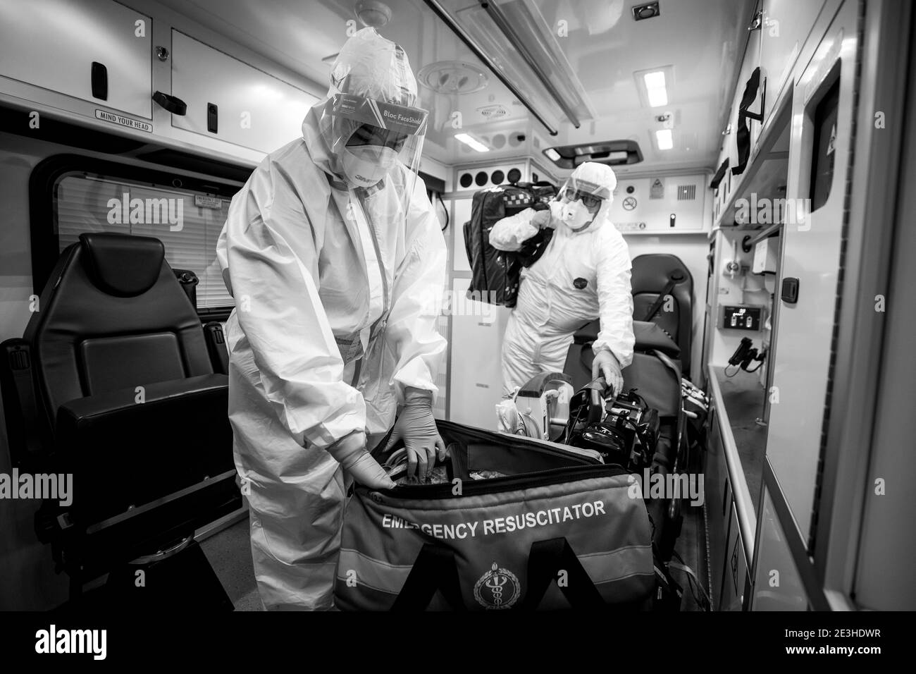 L'étudiante EMT Ruth Corscaden (à gauche) et le paramédic Daniel McCollam portent un EPI complet pendant leur quart de travail pour le Northern Ireland Ambulance Service couvrant les hôpitaux du Northern Trust. Date de la photo: Lundi 18 janvier 2021. Banque D'Images