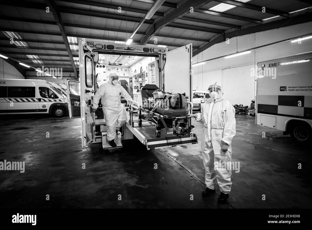 L'étudiante EMT Ruth Corscaden (à droite) et le paramédic Daniel McCollam portent un EPI complet pendant leur quart de travail pour le Northern Ireland Ambulance Service couvrant les hôpitaux du Northern Trust. Date de la photo: Lundi 18 janvier 2021. Banque D'Images