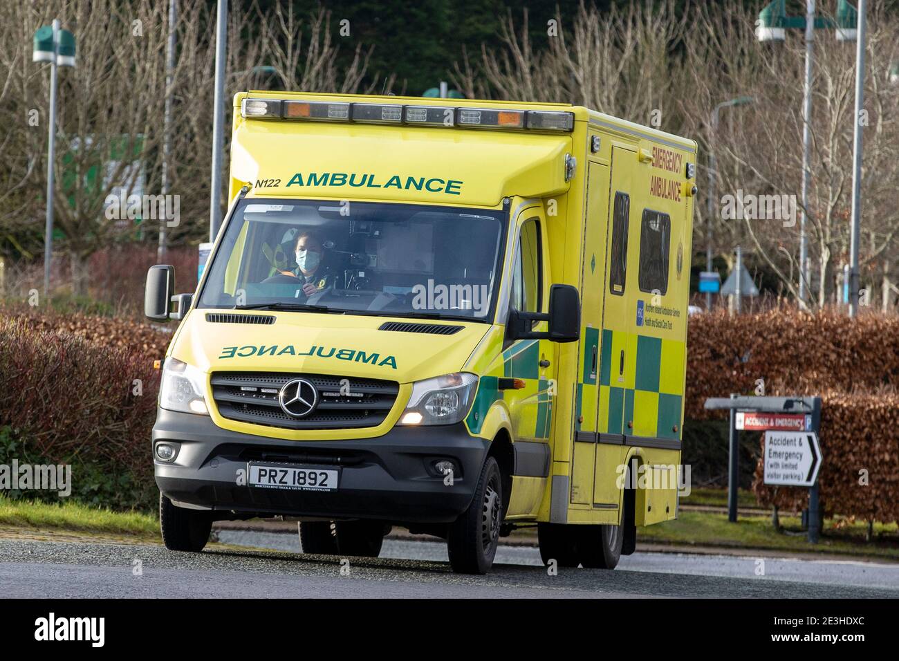 L'étudiante EMT Ruth Corscadden conduisant une ambulance emmenant une patiente à l'hôpital Causeway de Coleraine, dans le comté de Londonderry, pendant son quart de travail pour le service d'ambulance d'Irlande du Nord couvrant les hôpitaux du Northern Trust. Date de la photo: Lundi 18 janvier 2021. Banque D'Images