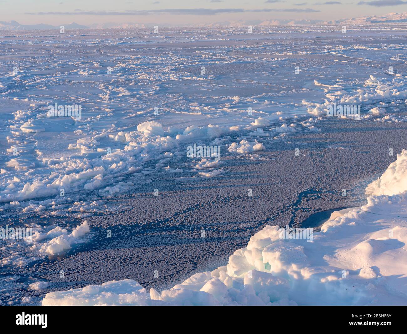 Baie de Disko gelée en hiver, Ouest du Groenland, île de Disko en arrière-plan. Amérique du Nord, Groenland, Danemark Banque D'Images