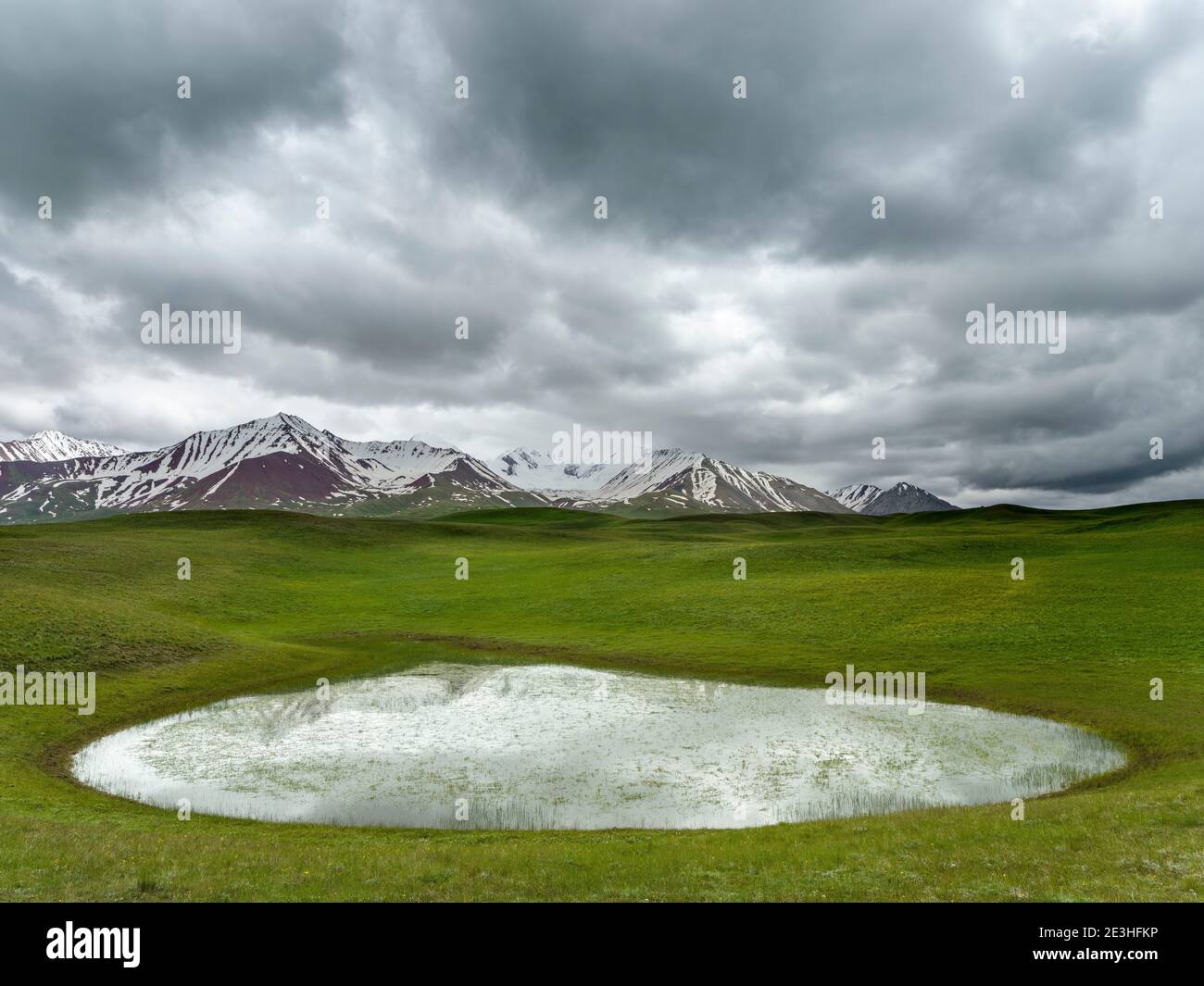 Vallée d'Alaj en face de la chaîne de montagnes Trans-Alay dans les montagnes de Pamir. Asie, Asie centrale, Kirghizistan Banque D'Images