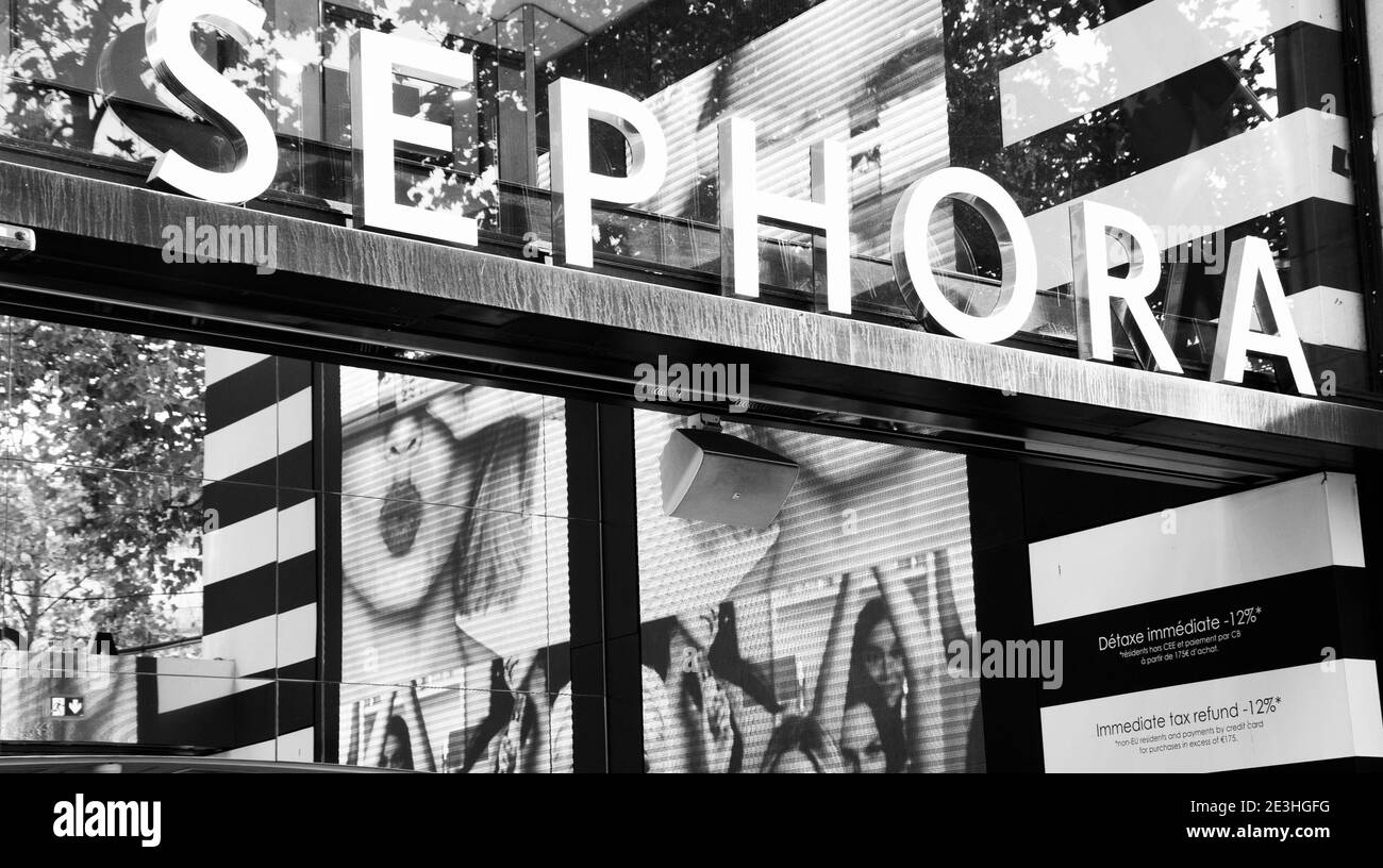 PARIS, FRANCE - 4 OCTOBRE 2019 : entrée du magasin SEPHORA Avenue des champs-Elysées. Photo historique noir et blanc. Banque D'Images