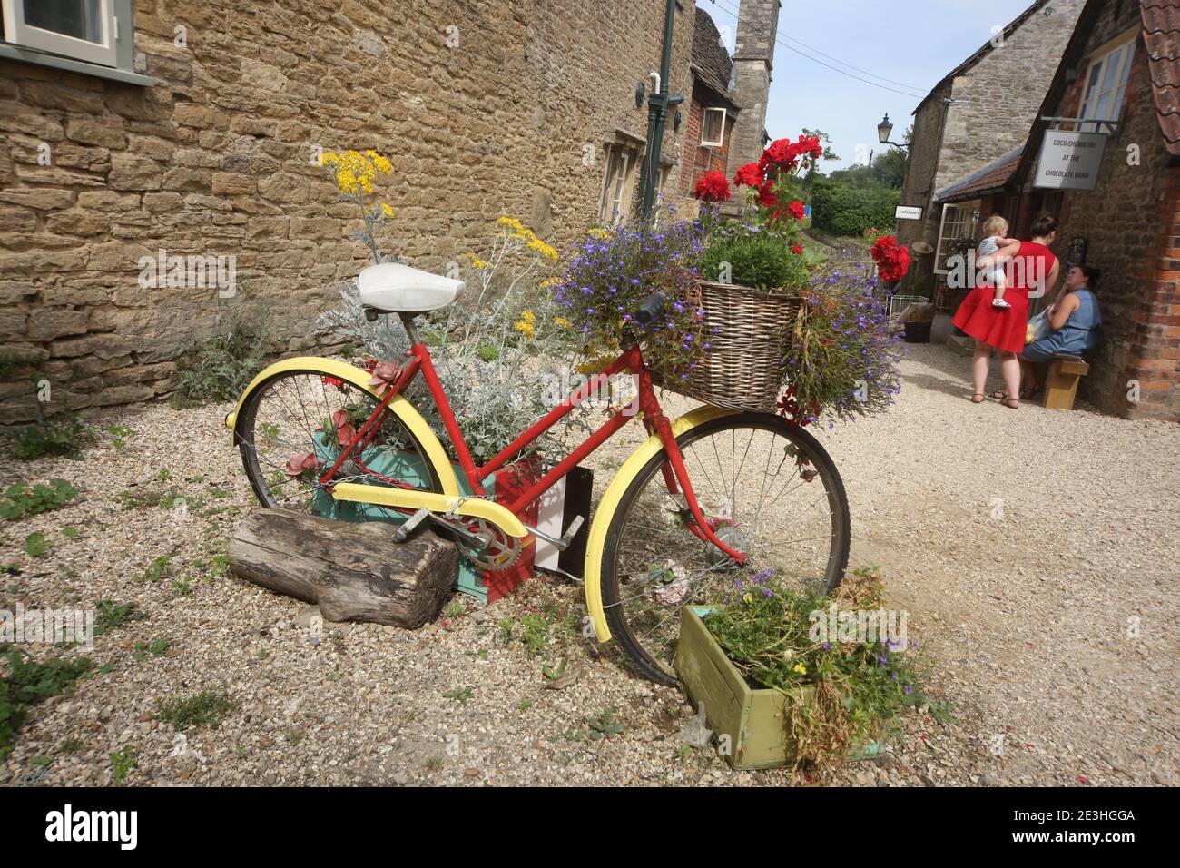 Lacock est un village et une paroisse civile dans le comté de Wiltshire, en Angleterre. Vélo utilisé comme support floral Banque D'Images