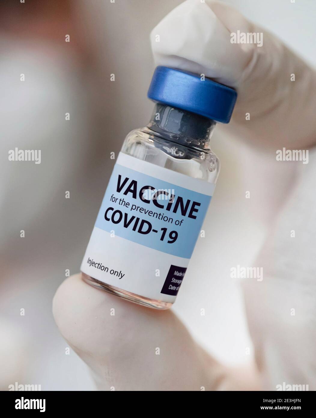 Main du médecin gants tenant le vaccin contre le coronavirus. Protection de la population contre l'infection par le coronavirus. Développement d'un nouveau vaccin contre coron Banque D'Images
