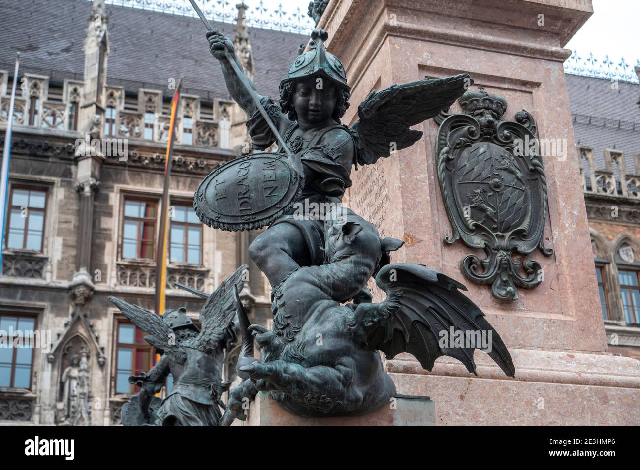 L'une des écuelles de la colonne de Maria de Munich. Cet ange combat un dragon qui représente la faim. Banque D'Images