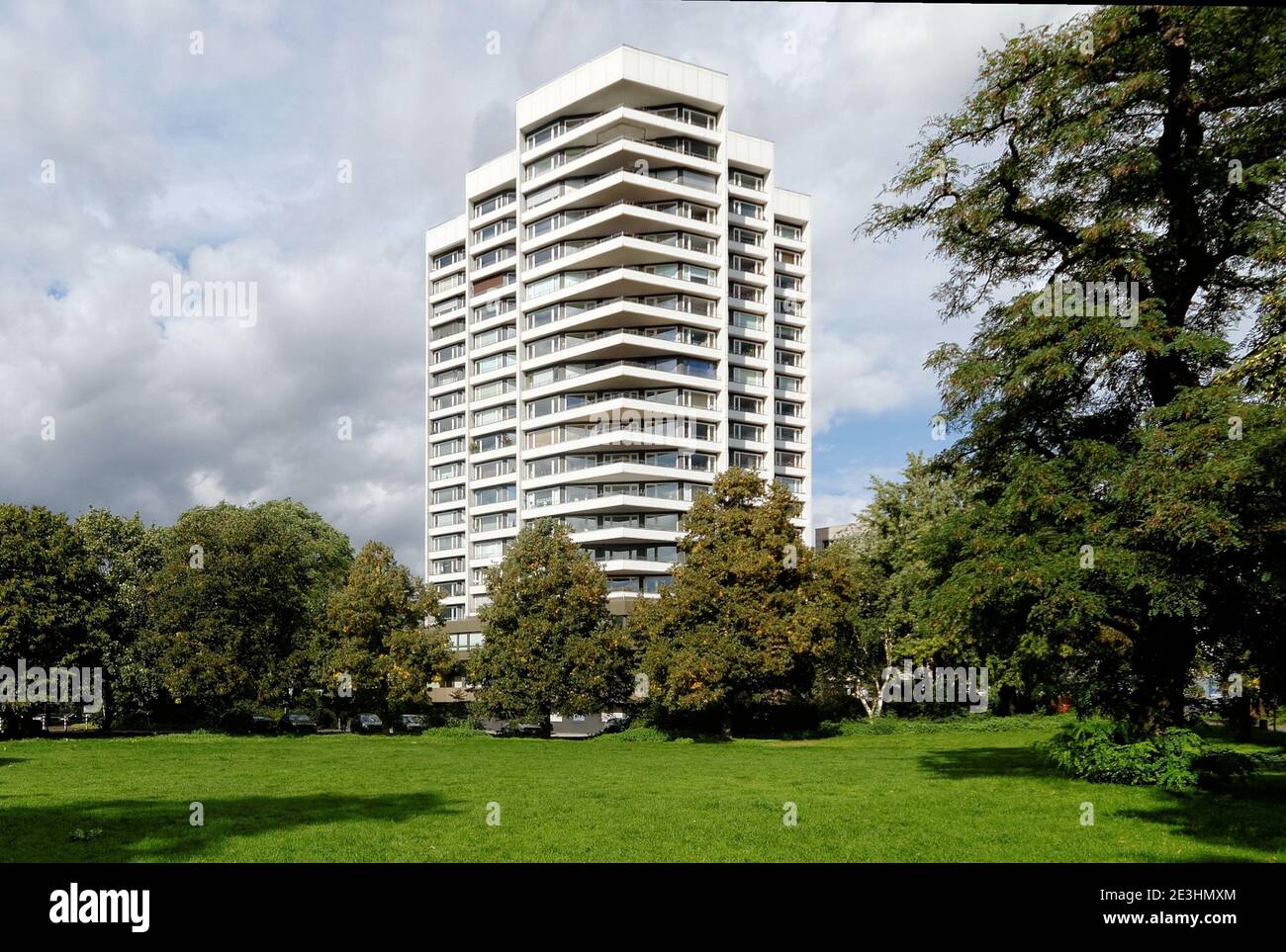 Hochhaus gratte-ciel à cologne mülheim au parc de la ville Banque D'Images Hochhaus gratte-ciel à cologne mülheim au parc de la ville Banque D'Images