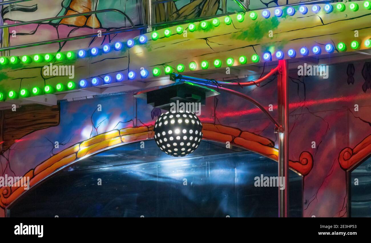 Bal disco dans un salon de la funffair. Banque D'Images