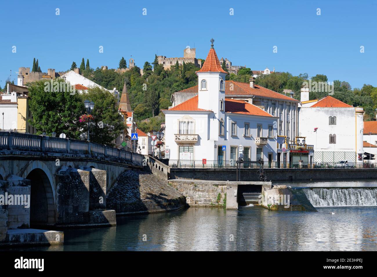 Ville de Tomar et fleuve Nabao, Tomar, quartier de Santarem, Portugal Banque D'Images