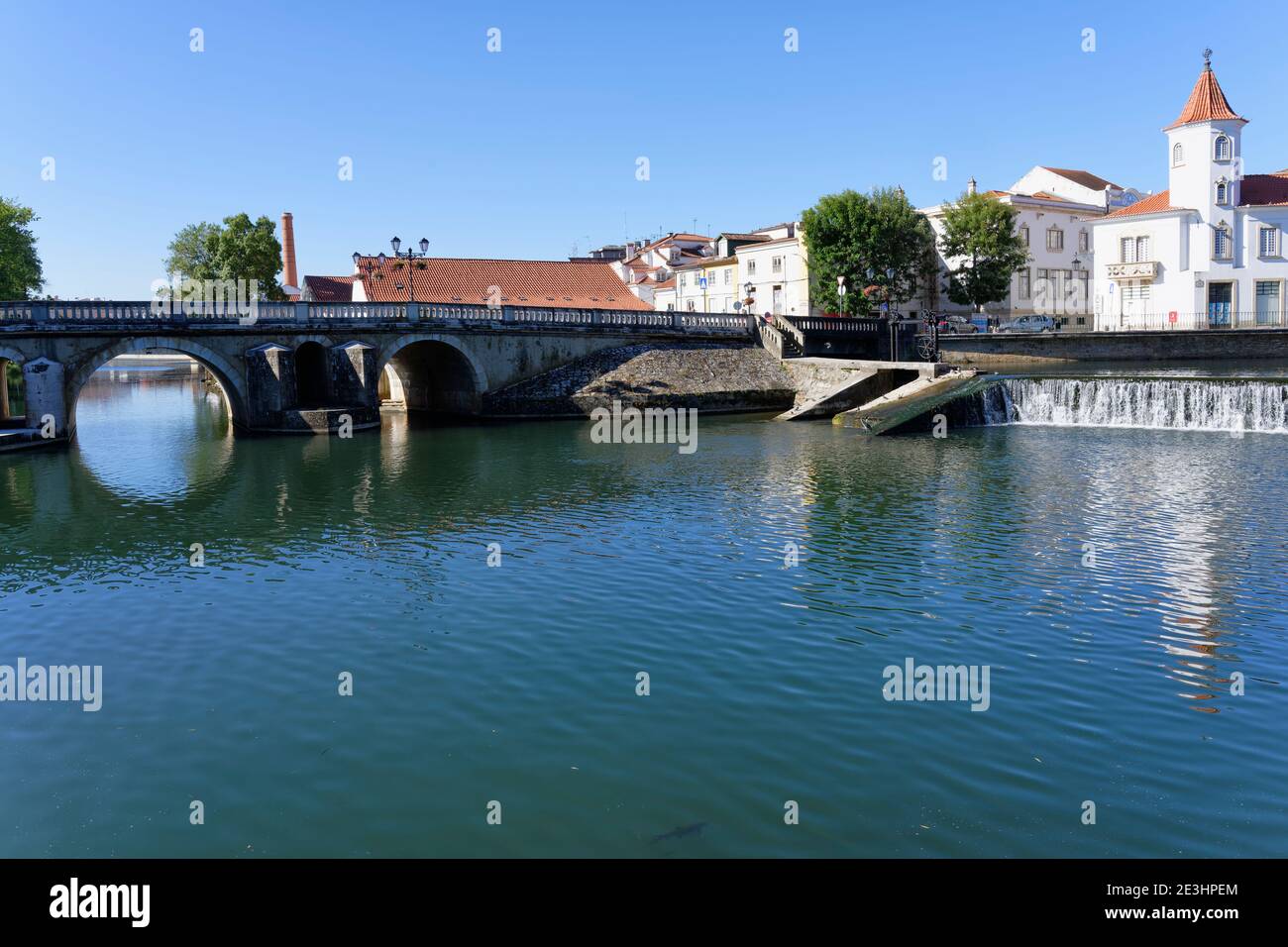 Ville de Tomar et fleuve Nabao, Tomar, quartier de Santarem, Portugal Banque D'Images