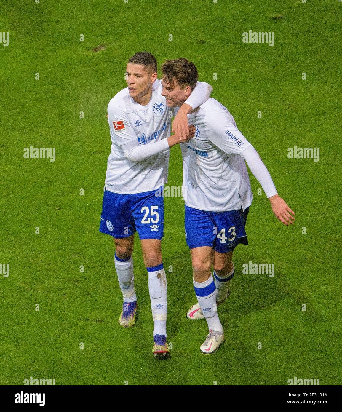 Jubilation Matthew HOPPE r. (GE) après son but à 1: 1, avec amine HARIT (GE), Soccer 1. Bundesliga, 16e jour de match, Eintracht Frankfurt (F) - FC Schalke 04 (GE), le 17 janvier 2021 à Francfort/Allemagne. € | utilisation dans le monde entier Banque D'Images