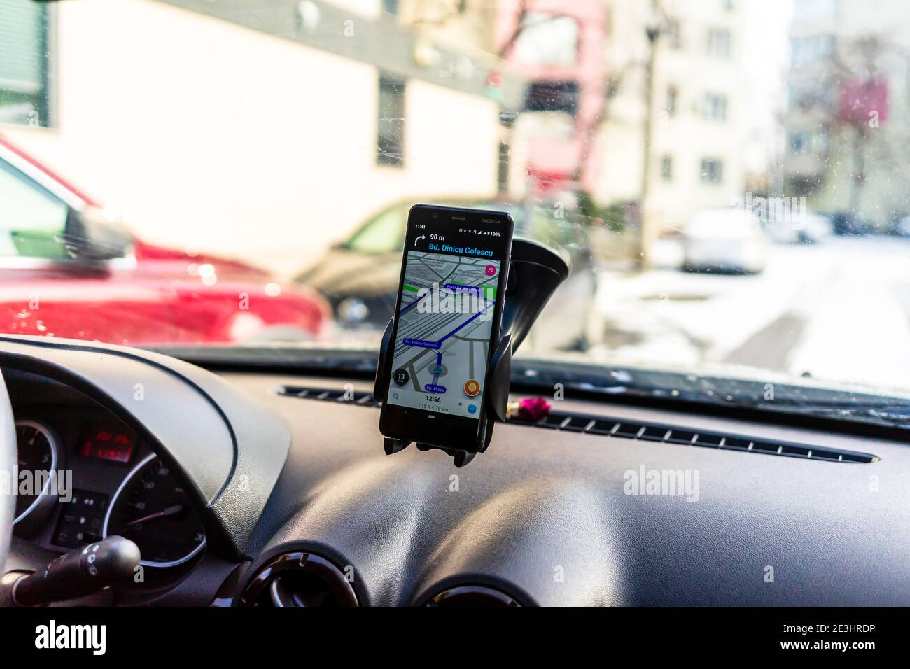 Écran Apple Carplay dans tableau de bord voiture afficher Google Maps et  applications Waze Photo Stock - Alamy