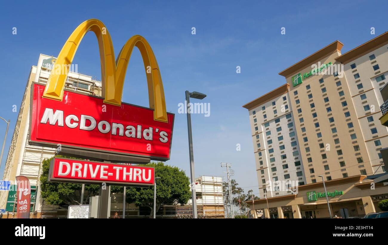 Los Angeles, Californie/États-Unis d'Amérique - 6 avril 2018 : panneau de magasin en gros plan McDonald's est sur la route W Century Blvd à Los Angeles. Banque D'Images