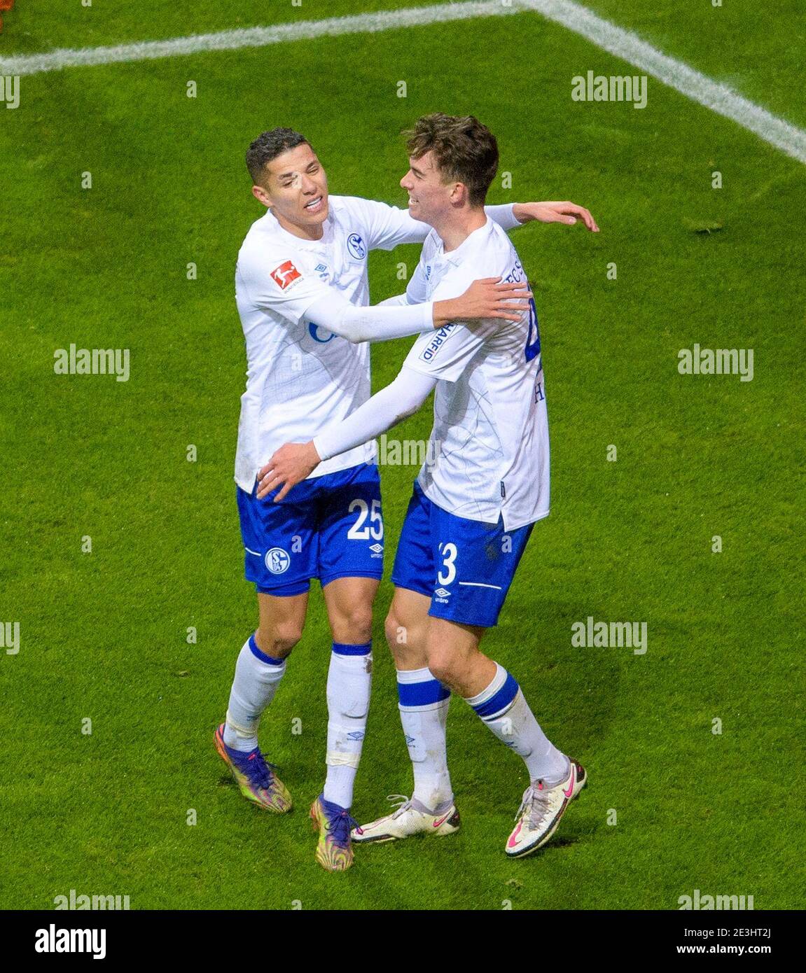 Jubilation Matthew HOPPE r. (GE) après son but à 1: 1, avec amine HARIT (GE), Soccer 1. Bundesliga, 16e jour de match, Eintracht Frankfurt (F) - FC Schalke 04 (GE), le 17 janvier 2021 à Francfort/Allemagne. € | utilisation dans le monde entier Banque D'Images
