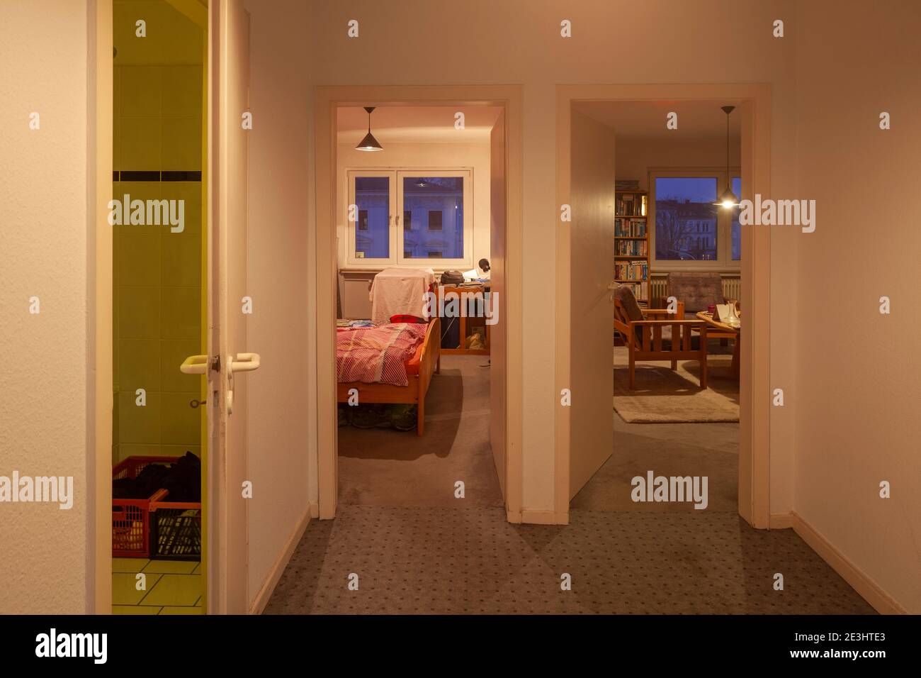 Intérieur et ouvertures de portes d'un appartement au crépuscule, Brême, Allemagne Banque D'Images