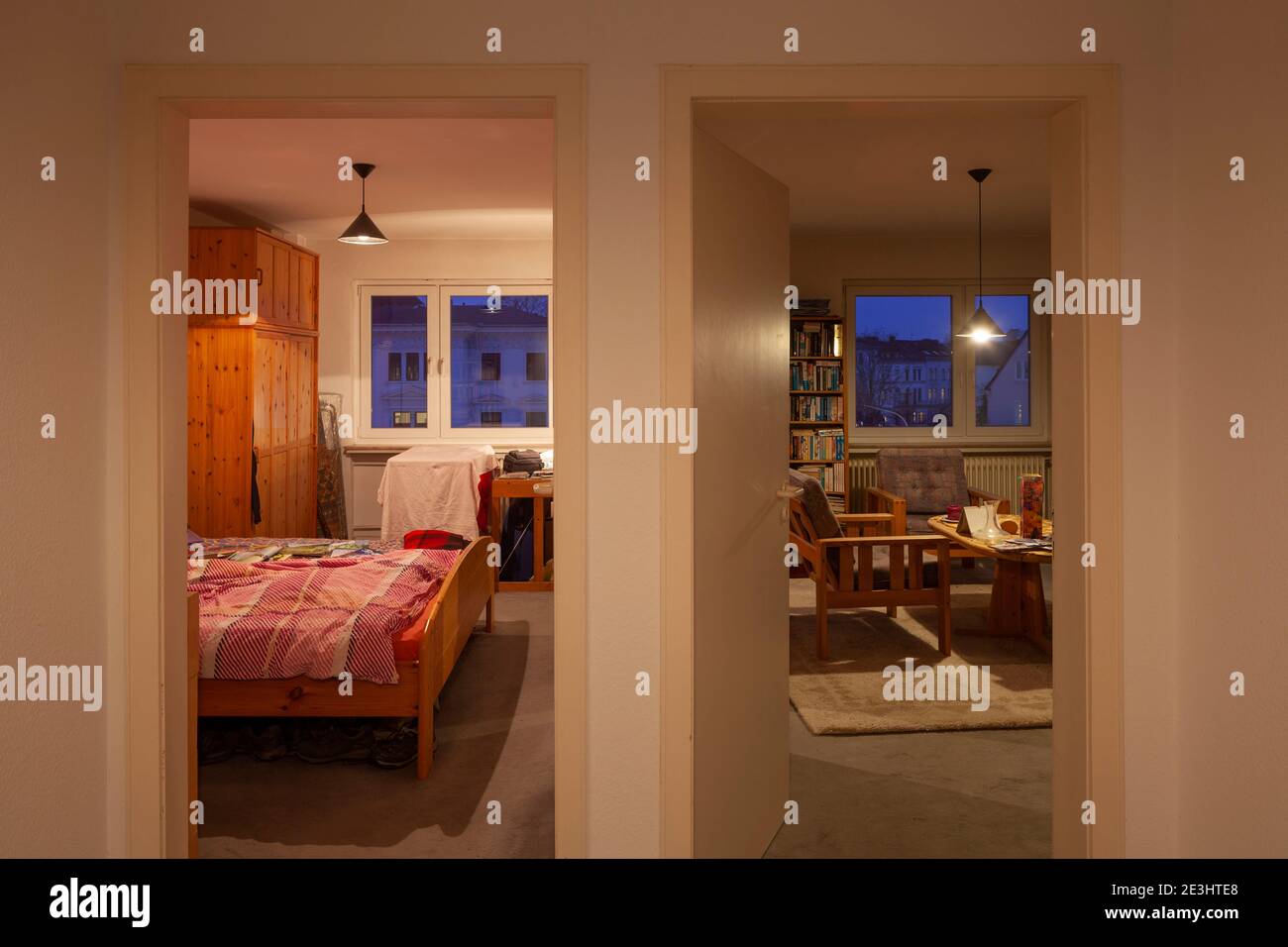 Intérieur et ouvertures de portes d'un appartement au crépuscule, Brême, Allemagne Banque D'Images