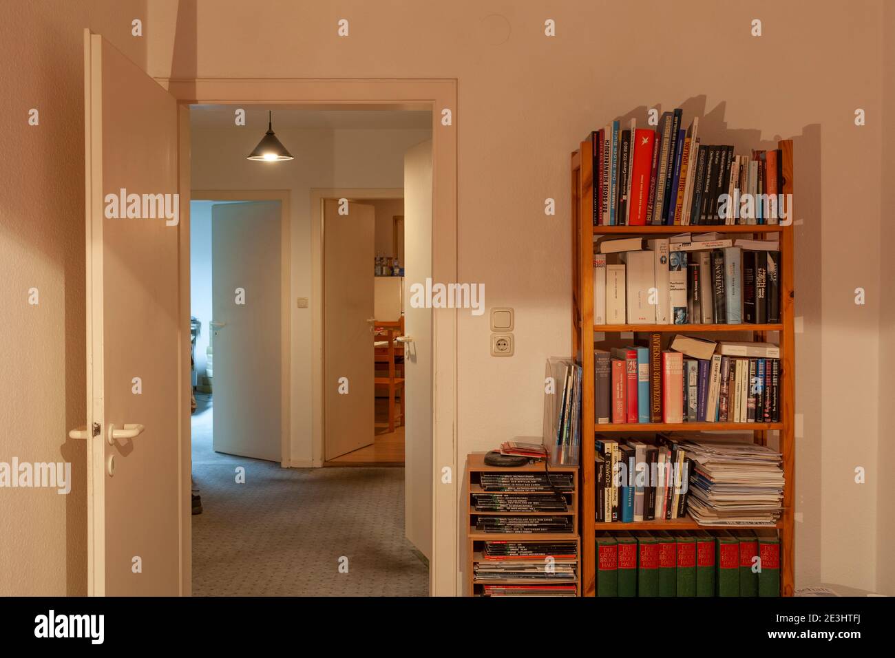 Intérieur et ouvertures de portes d'un appartement au crépuscule, Brême, Allemagne Banque D'Images