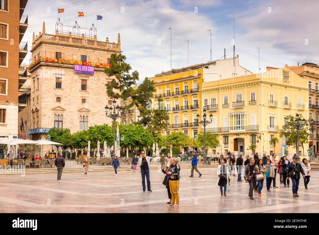 3 Mars 2020: Valence, Espagne - visiteurs à la Plaza del Virgen ou Placa de la Virge dans le centre de Valence. Banque D'Images