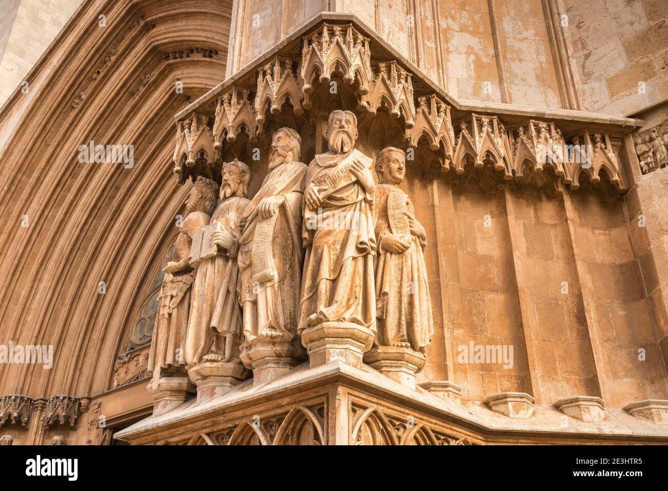 Détail de la frise sur la façade sud-est de la cathédrale métropolitaine de Tarragone de Pla de la Seu à Tarragone, Espagne. Banque D'Images