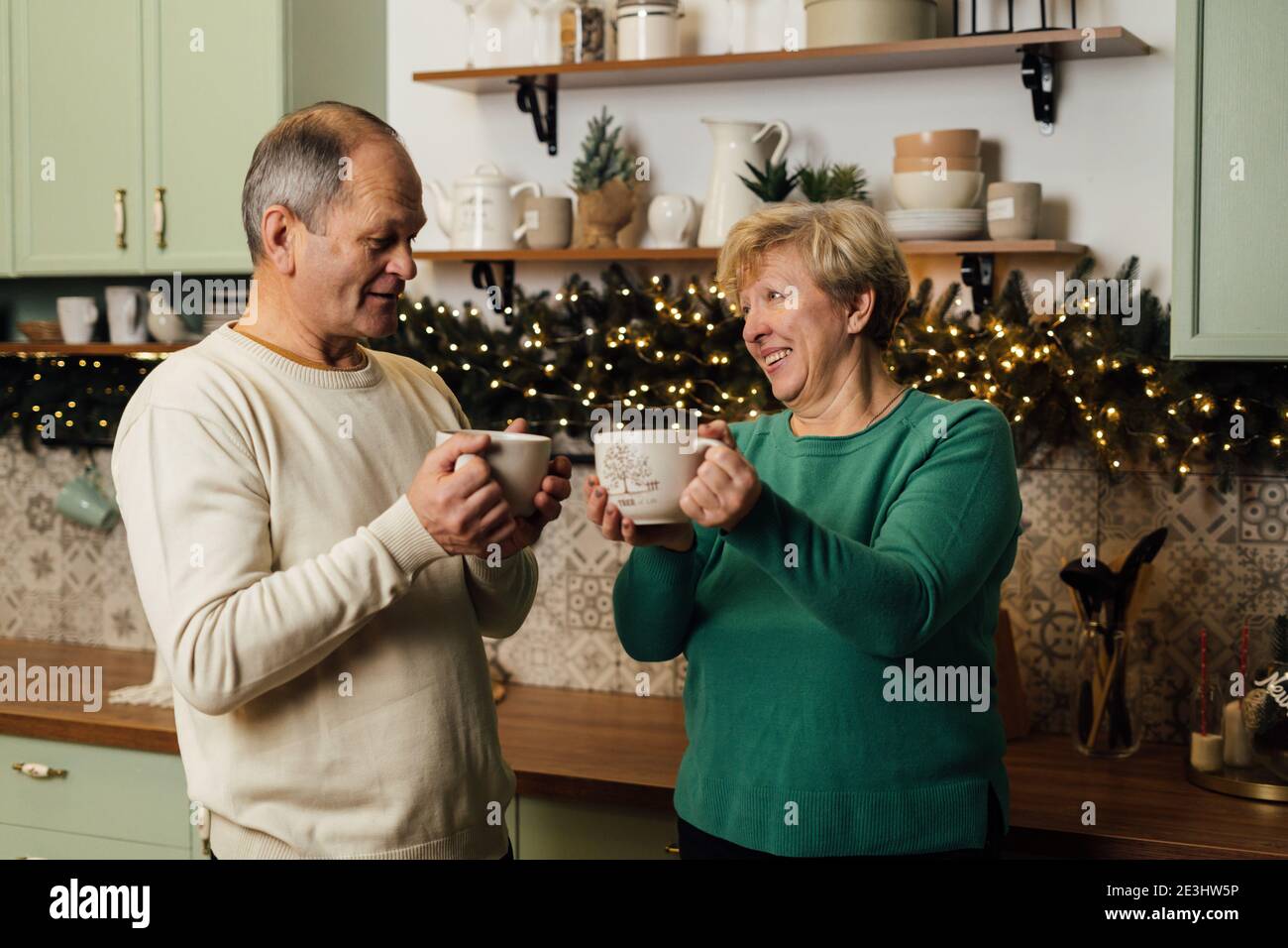 Photo d'un couple âgé des années 60 qui profite de la vie dans la cuisine avec des tasses de café. st Valentin jour des vieux couples amoureux. Cesser la discrimination de l'âgisme Banque D'Images