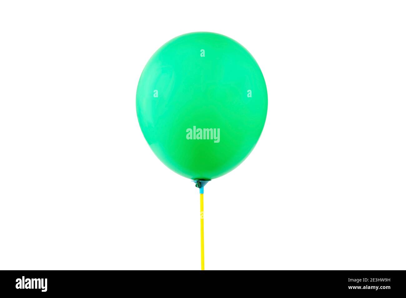 Ballon Vert isolé sur fond blanc, utilisé pour la décoration lors de cérémonies ou d'événements importants. Banque D'Images