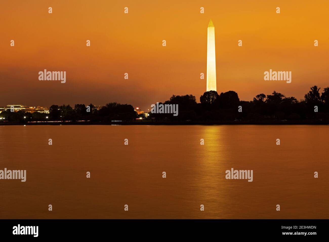 Vue nocturne du Washington Monument à Washington DC, États-Unis. L'obélisque se tient à la mémoire de George Washington, le premier président de l'United Stat Banque D'Images