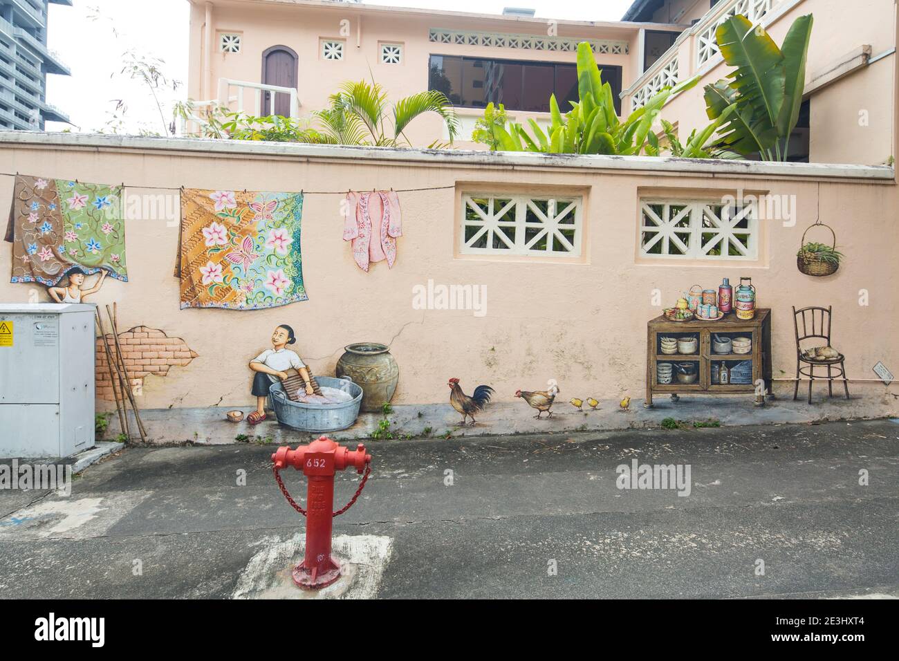 Peintures murales colorées de l'artiste de rue de Singapour Yip Yew Chong. Les dessins sont basés sur ses souvenirs d'enfance de sa vie et de la culture de Singapour. Banque D'Images