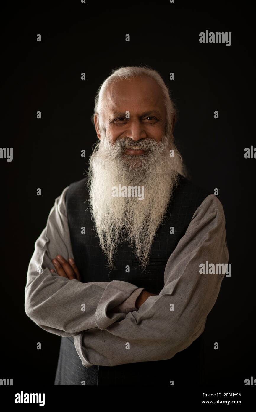 PORTRAIT D'UN VIEIL HOMME HEUREUX REGARDANT L'APPAREIL PHOTO Banque D'Images