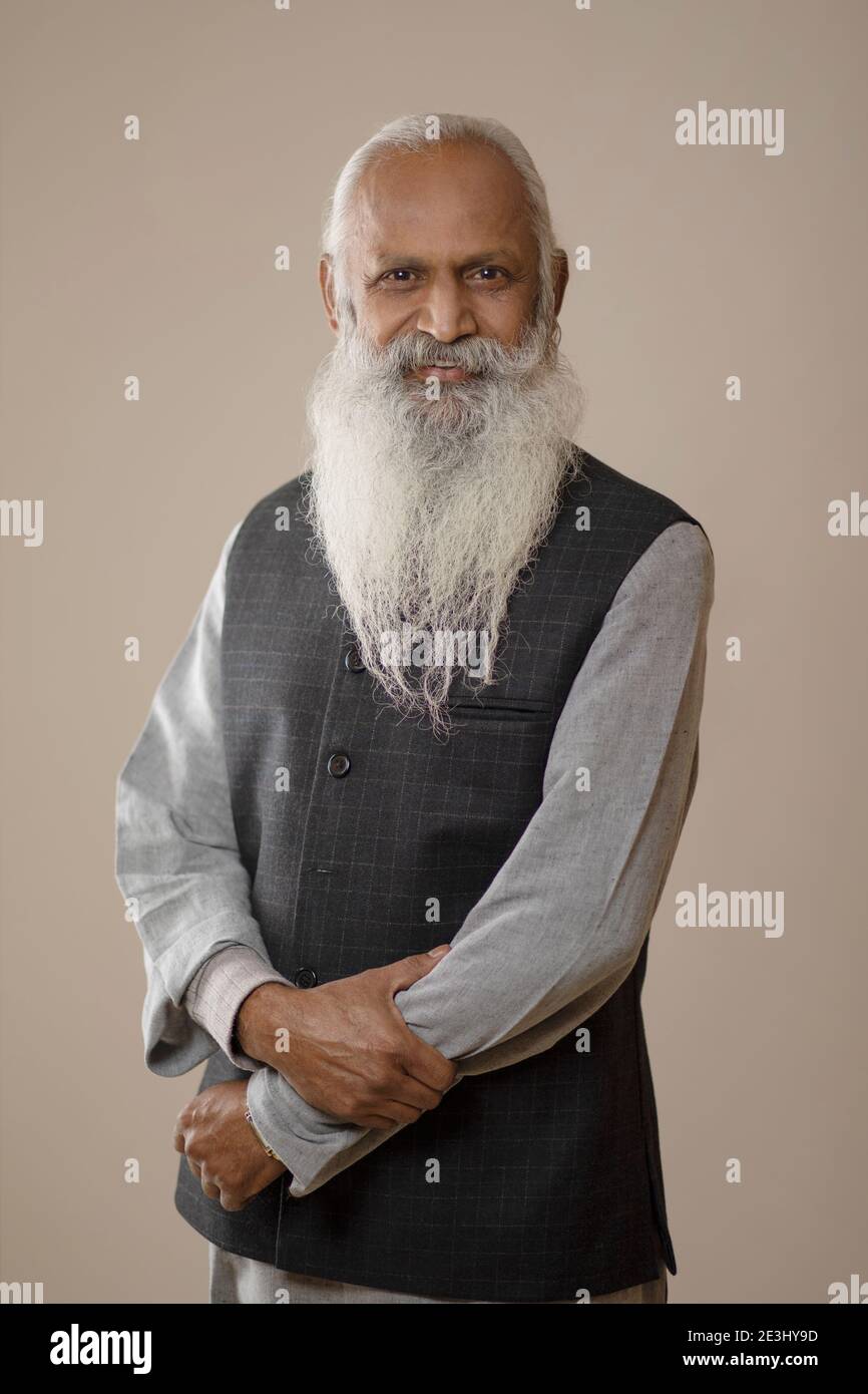 PORTRAIT D'UN HOMME BARBU PLEIN DE CONFIANCE REGARDANT DIRECTEMENT L'APPAREIL PHOTO Banque D'Images