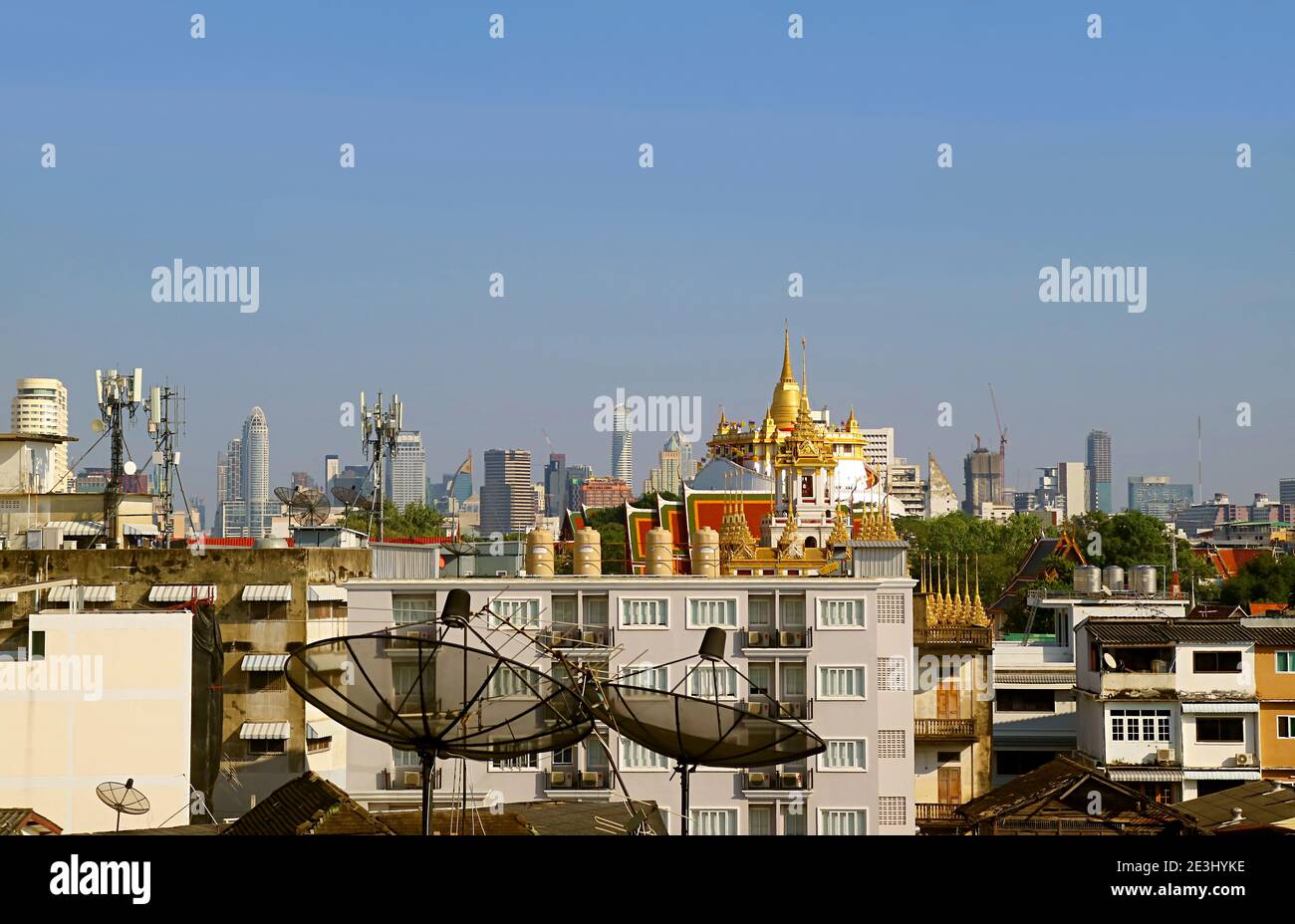 Bangkok Skyline avec Phu Khao Thong (Mont d'or) du Temple Wat Saket, l'un des monuments emblématiques de la capitale de la Thaïlande Banque D'Images