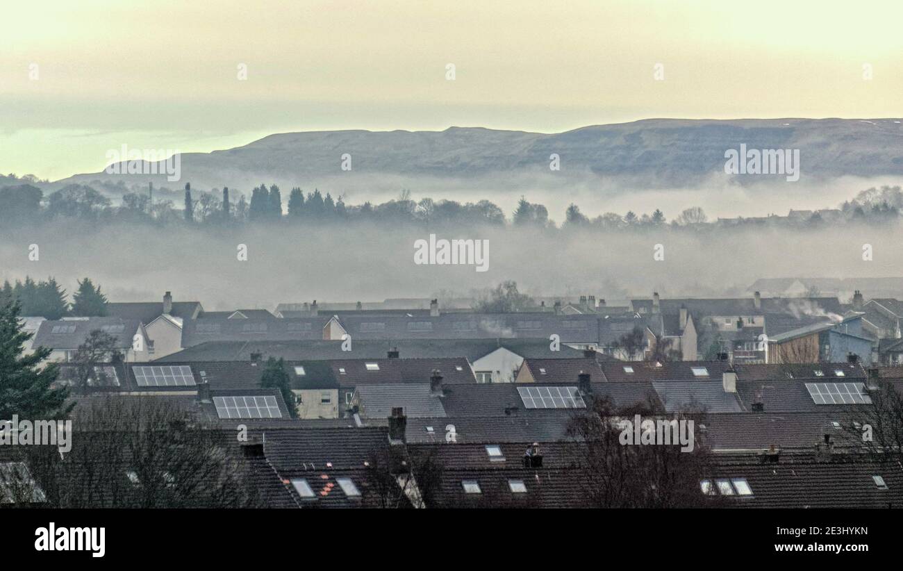 Glasgow, Écosse, Royaume-Uni. 19 janvier 2021, Royaume-Uni Météo: La banlieue de Bearsden ont été transformés en Brigadoon comme le brouillard comme la brume descendit tard le matin pour faire une île de la banlieue chère de Glasgow planant au-dessus des maisons basses en dessous . Crédit : Gerard Ferry/Alay Live News Banque D'Images