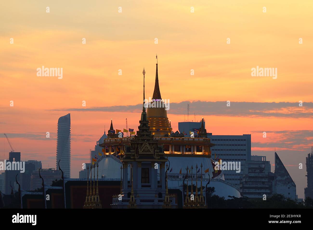 Phu Khao Thong ou le Mont d'or du Temple Wat Saket contre le ciel fantastique de coucher de soleil, Bangkok, Thaïlande Banque D'Images