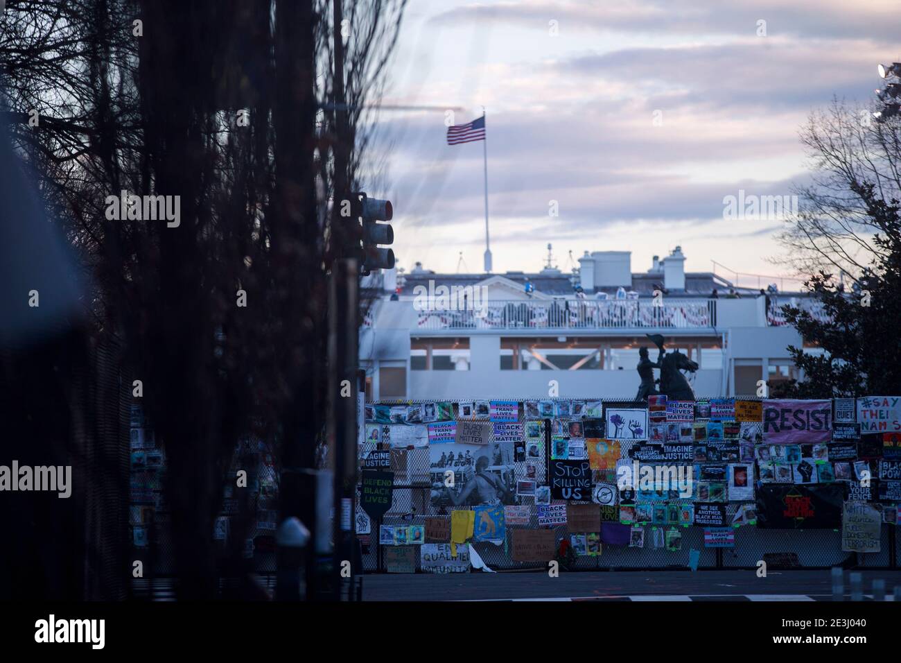 01182021- Washington, District de Columbia, États-Unis : Les préparatifs de l'investiture du président élu des États-Unis Joe Biden sont vus près de la Maison Blanche au-delà d'un mur d'art de la matière de la vie noire (sur une clôture entourant la Maison Blanche) et la statue d'Andrew Jackson (dans le parc Lafayette) le jour Martin Luther King Jr. L'église où le président américain Donald J. Trump a tenu une bible à l'envers après que les manifestants de Black Lives Matter aient été gazés se trouve à gauche. Banque D'Images