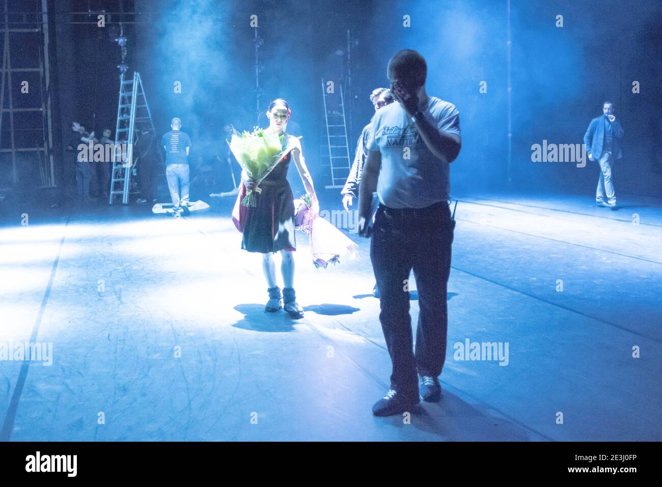 La Ballerina russe Victoria Tereshkina sort de scène après une perfornce tenant un bouquet, après une performance de 5 Tangos par Hans van Manen Banque D'Images