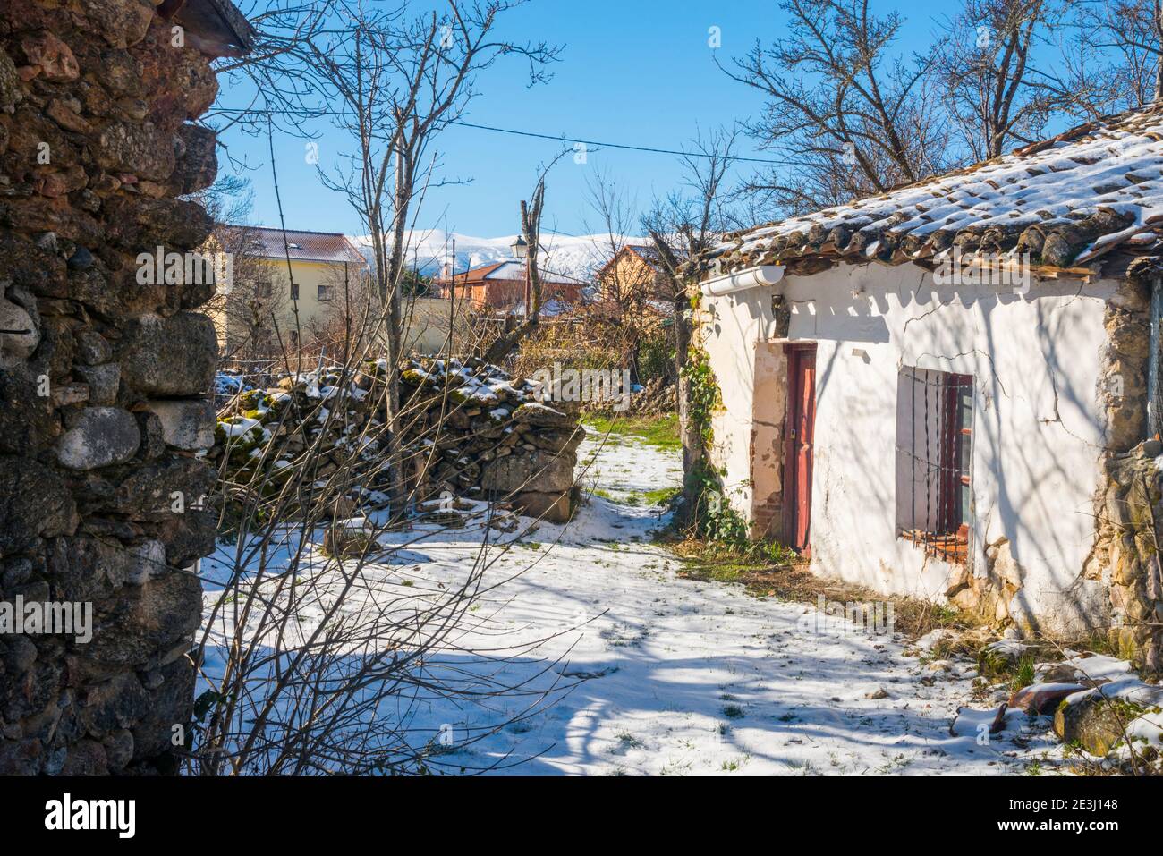 Village enneigé. Pinilla del Valle, province de Madrid, Espagne. Banque D'Images