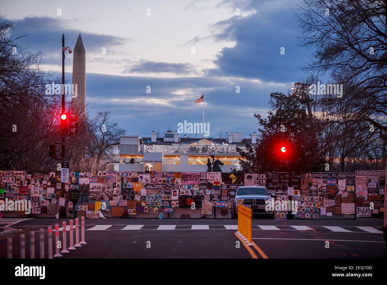 01182021- Washington, District de Columbia, États-Unis : Les préparatifs de l'investiture du président élu des États-Unis Joe Biden sont vus près de la Maison Blanche au-delà d'un mur d'art de la matière de la vie noire (sur une clôture entourant la Maison Blanche) et la statue d'Andrew Jackson (dans le parc Lafayette) le jour Martin Luther King Jr. L'église où le président américain Donald J. Trump a tenu une bible à l'envers après que les manifestants de Black Lives Matter aient été gazés se trouve à gauche. Banque D'Images
