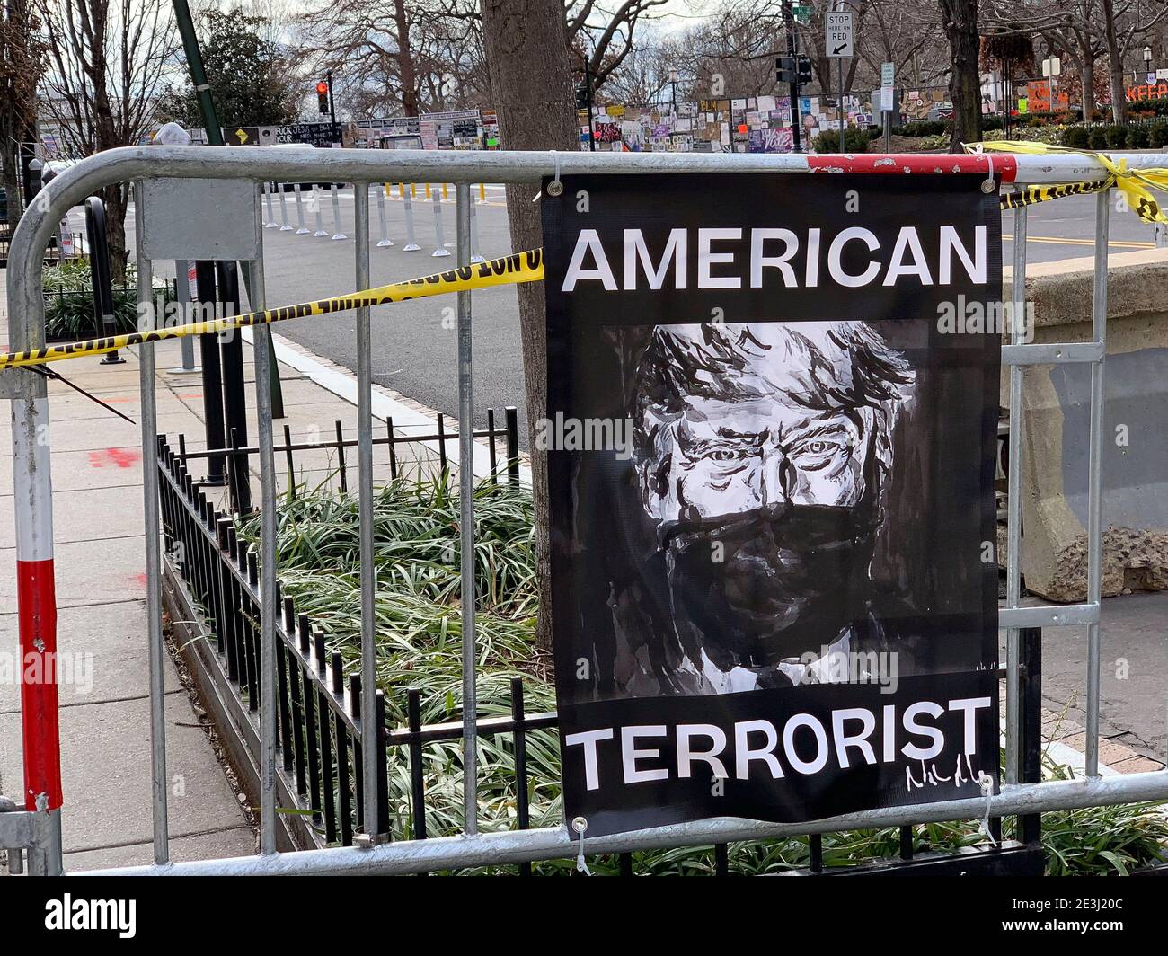 Washington, District de Columbia, États-Unis. 18 janvier 2021. Une affiche faisant référence au président Trump comme un terroriste américain est accrochée à une barricade de trafic. Crédit : Sue Dorfman/ZUMA Wire/Alay Live News Banque D'Images