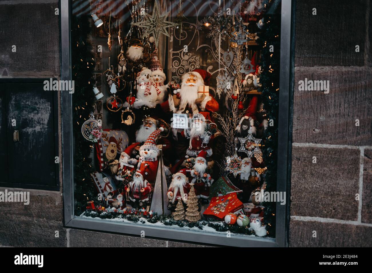 Fenêtre de la boutique de cadeaux de noël maison. Banque D'Images