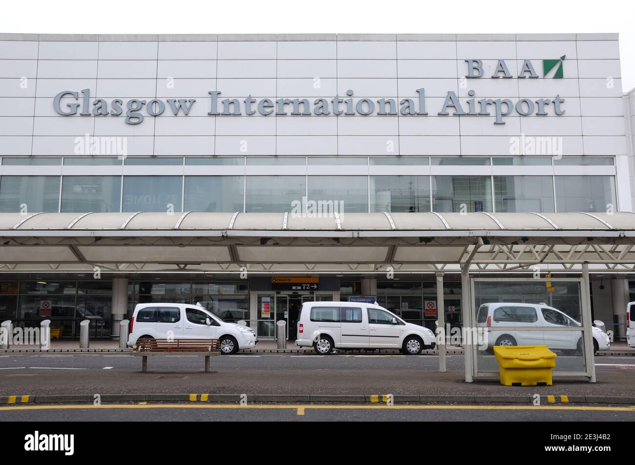 Point de ramassage en bus et en taxi à l'aéroport international de Glasgow, Écosse, Royaume-Uni Banque D'Images