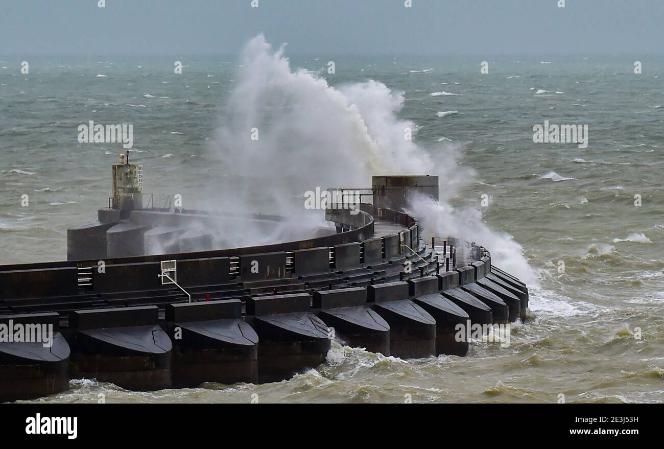 Brighton UK 19 janvier 2021 - Waves crash au-dessus de Brighton Marina comme Storm Christoph arrive en Grande-Bretagne avec de forts vents, de la pluie et de la neige au cours des prochains jours avec des avertissements météorologiques ambres déjà donnés pour certaines parties avec des inondations attendues : crédit Simon Dack / Alay Live News Banque D'Images