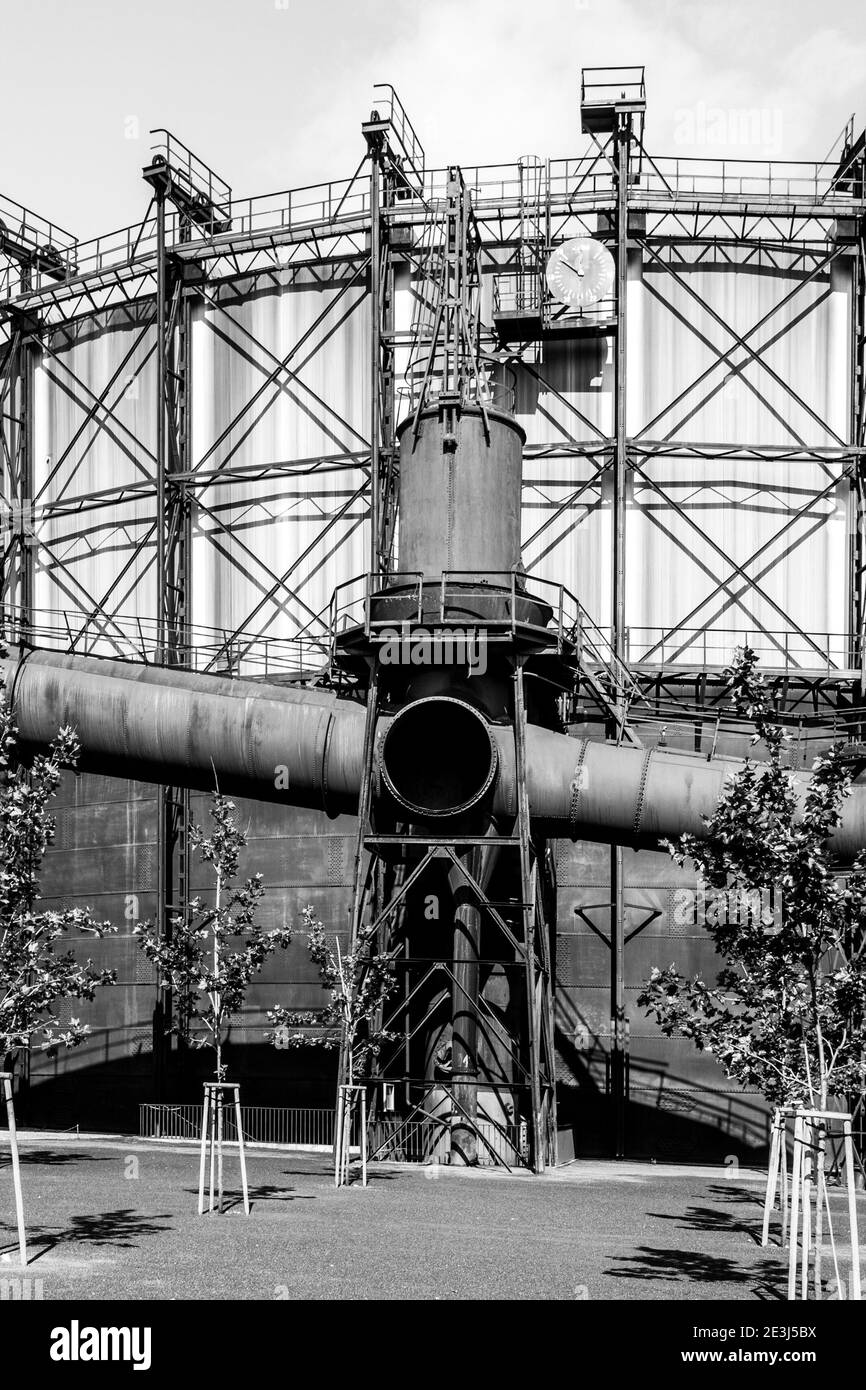 Propriétaire d'essence rénové dans la zone industrielle, Dolni Vitkovice, Ostrava, République tchèque. Image en noir et blanc. Banque D'Images